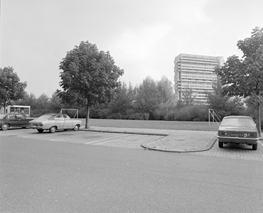 882107 Gezicht op een voetbalveldje aan de Van Brammendreef te Utrecht, met op de achtergrond een studentenflat op het ...